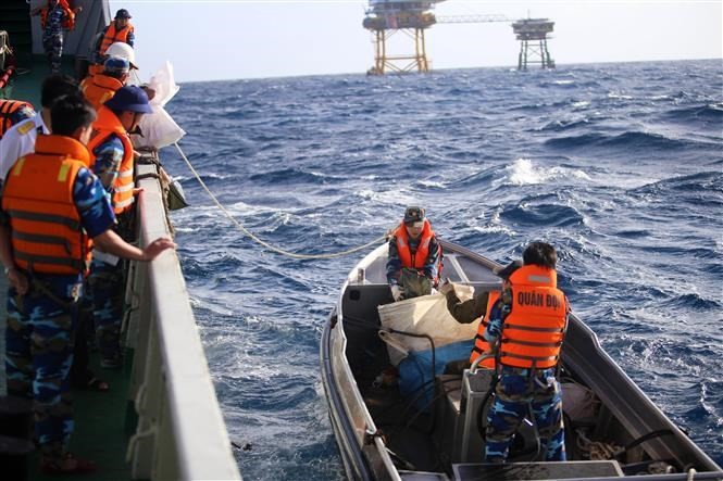 Tet gifts reach hands of soldiers on duty at sea ảnh 4