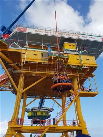 Tet gifts reach hands of soldiers on duty at sea ảnh 5
