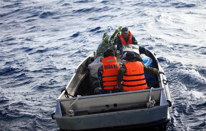Tet gifts reach hands of soldiers on duty at sea ảnh 6