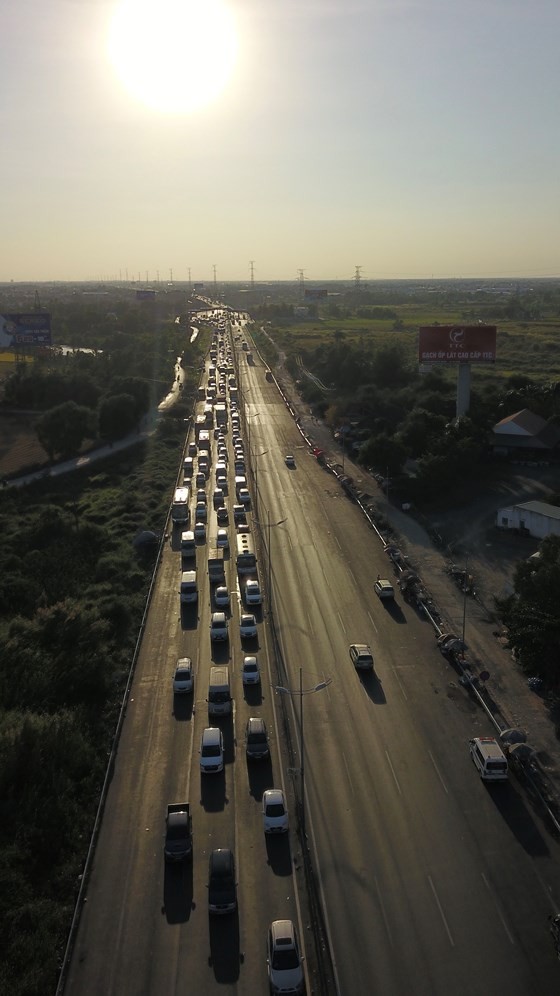 Severe traffic snarl occurs with streams of holidaymakers return to HCMC ảnh 11