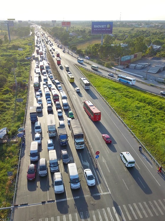 Severe traffic snarl occurs with streams of holidaymakers return to HCMC ảnh 12