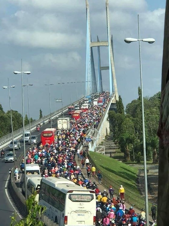 Severe traffic snarl occurs with streams of holidaymakers return to HCMC ảnh 17