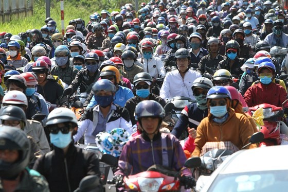 Severe traffic snarl occurs with streams of holidaymakers return to HCMC ảnh 1