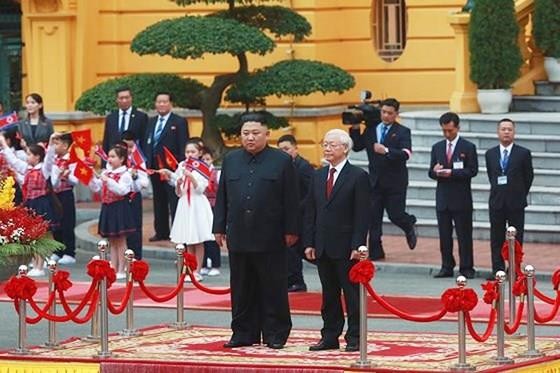 Top leader welcomes, holds talks with DPRK Chairman ảnh 2