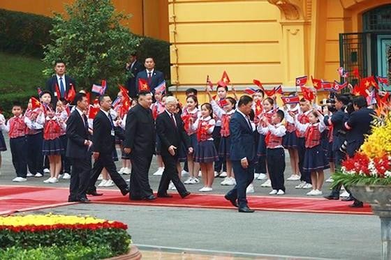 Top leader welcomes, holds talks with DPRK Chairman ảnh 3