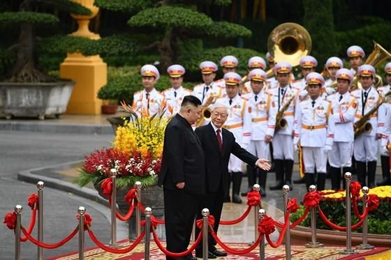 Top leader welcomes, holds talks with DPRK Chairman ảnh 5