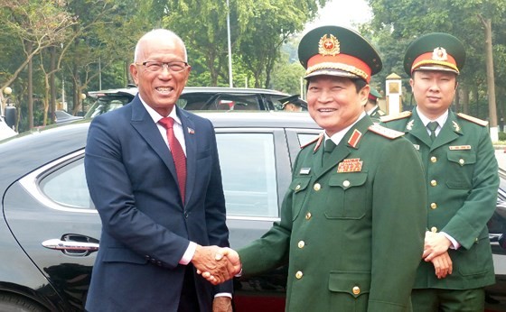 Philippine defence secretary Lorenzana pays visit to Vietnam ảnh 5