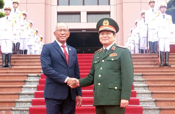 Philippine defence secretary Lorenzana pays visit to Vietnam ảnh 4
