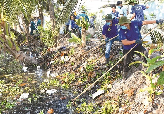 Young activists take action for community ảnh 6