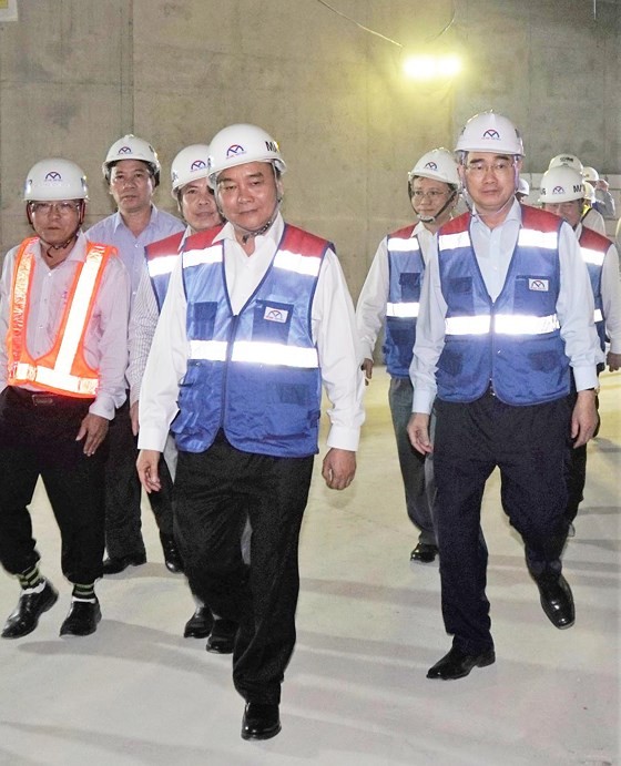Prime Minister inspects construction site of first metro line in HCMC ảnh 3