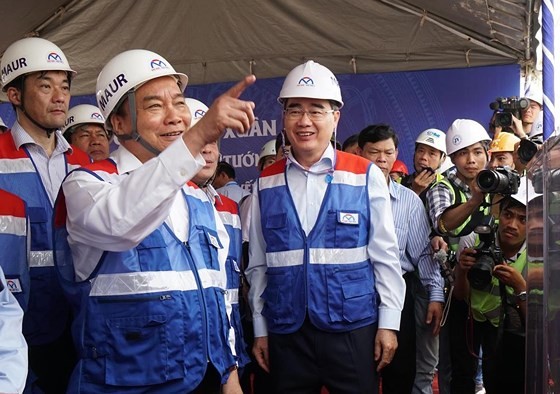Prime Minister inspects construction site of first metro line in HCMC ảnh 4