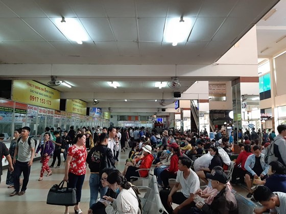 Holidaymakers rush to coach stations in HCMC ảnh 2