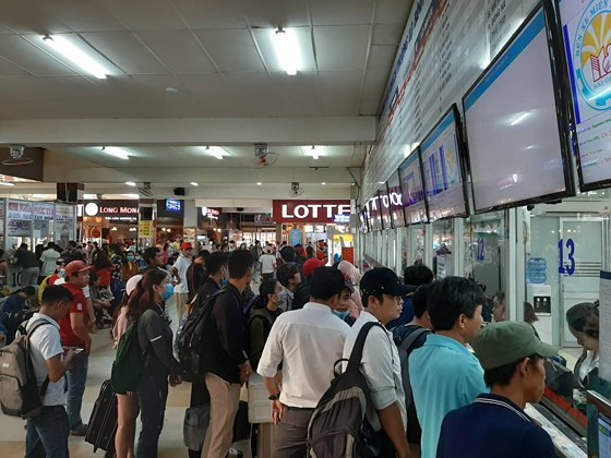 Holidaymakers rush to coach stations in HCMC ảnh 3