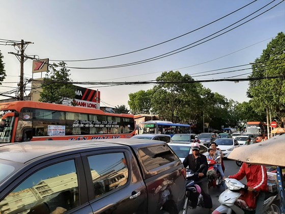 Holidaymakers rush to coach stations in HCMC ảnh 6