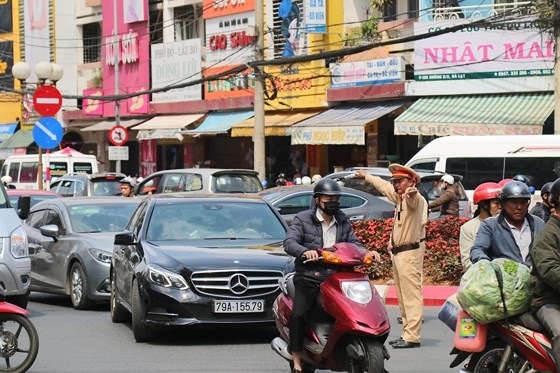 Holiday vehicles crowd streets in Da Lat city ảnh 10
