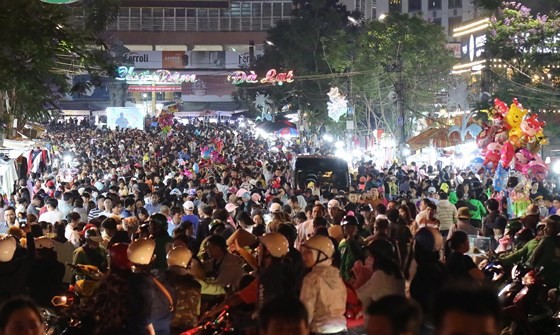 Holiday vehicles crowd streets in Da Lat city ảnh 12