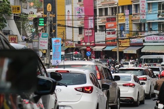 Holiday vehicles crowd streets in Da Lat city ảnh 1
