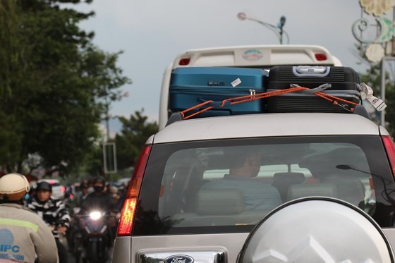 Holiday vehicles crowd streets in Da Lat city ảnh 4