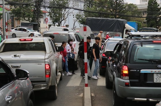 Holiday vehicles crowd streets in Da Lat city ảnh 5