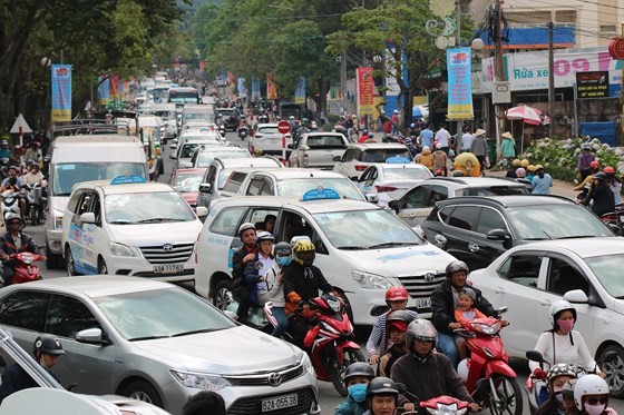 Holiday vehicles crowd streets in Da Lat city ảnh 6