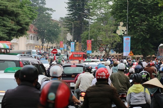 Holiday vehicles crowd streets in Da Lat city ảnh 7