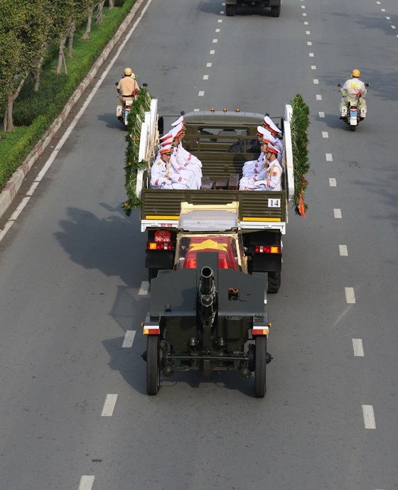 Former President Le Duc Anh laid to rest in HCMC ảnh 8