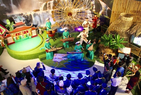 900 international visitors visit Vietnam Exhibition House ảnh 1
