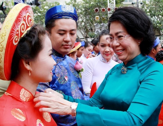 City organizes mass wedding of 100 couples on National Day ảnh 3