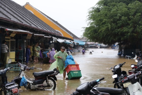 Flooding occurs in Hoian ancient city ảnh 2