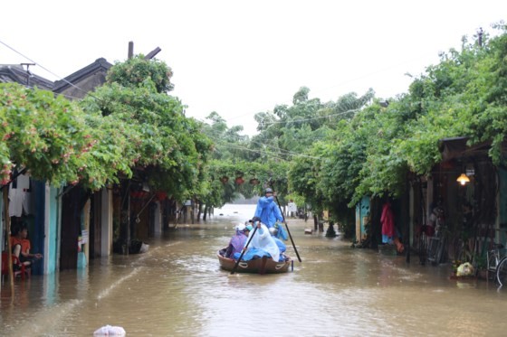 Flooding occurs in Hoian ancient city ảnh 3