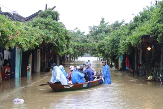 Flooding occurs in Hoian ancient city ảnh 4