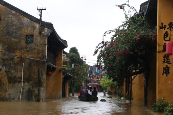 Flooding occurs in Hoian ancient city ảnh 5