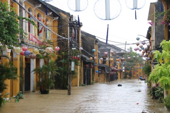 Flooding occurs in Hoian ancient city ảnh 6