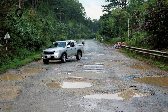 Lam Dong spends VND 550mln to repair Mimosa Mountain Pass’s road surfaces ảnh 1