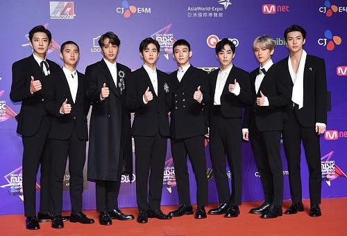 BTS wins Artist of the Year at MAMA for second year ảnh 2