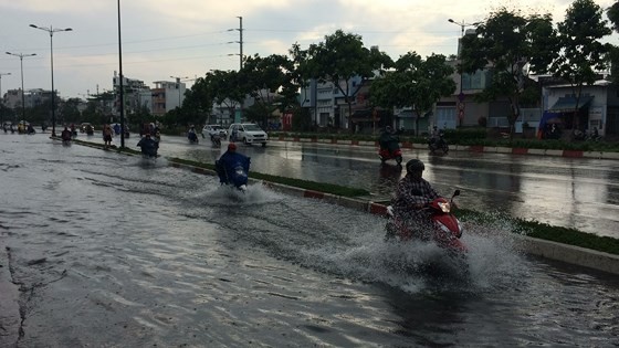 Heavy rains hit city on April 30 ảnh 1