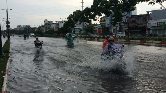 Heavy rains hit city on April 30 ảnh 2