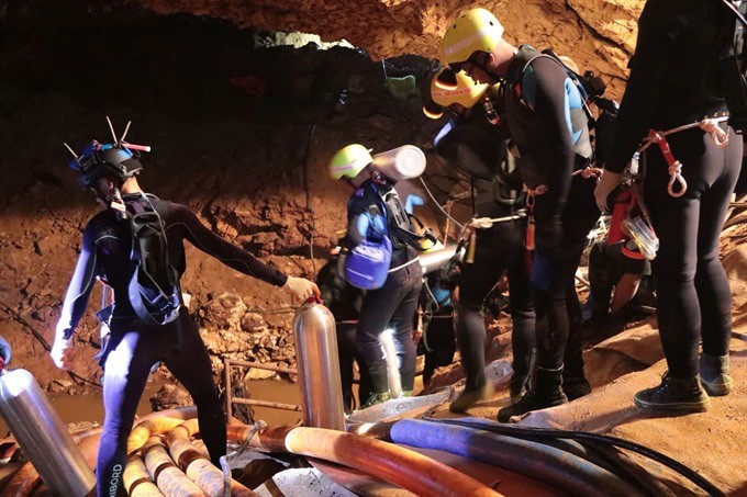 All 12 boys and football coach rescued from cave: Thai navy SEAls ảnh 3