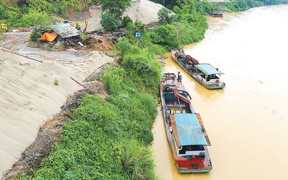 Floods leave thousands of damaged houses ảnh 1