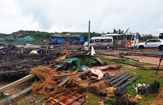 Whirlwinds blow away many stores at Ganh Da Dia tourist site ảnh 1