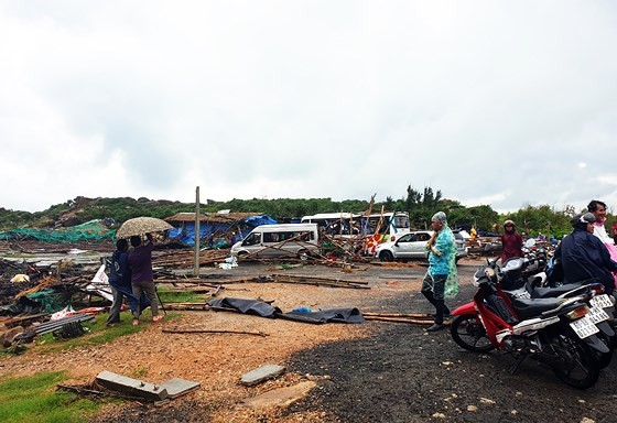 Whirlwinds blow away many stores at Ganh Da Dia tourist site ảnh 2