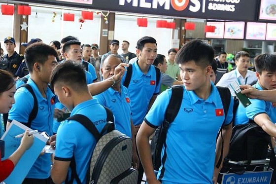 Vietnam's football team arrives in Kuala Lumpur for first leg-finals ảnh 2