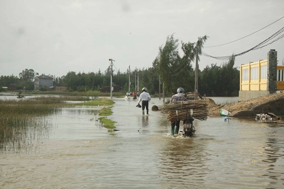 Floodwater levels in Quang Ngai’s rivers slowly decreasing: Center ảnh 1