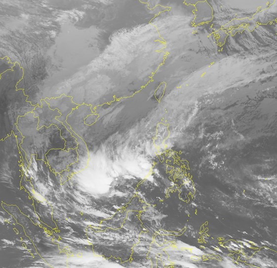 Tropical low-pressure weakens; another low-pressure zone forms near East Sea ảnh 1