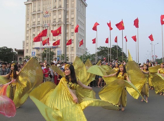 Thá»a sức xem nghá» thuáºt miá»
n phà tại Festival Huế 2018 ảnh 1