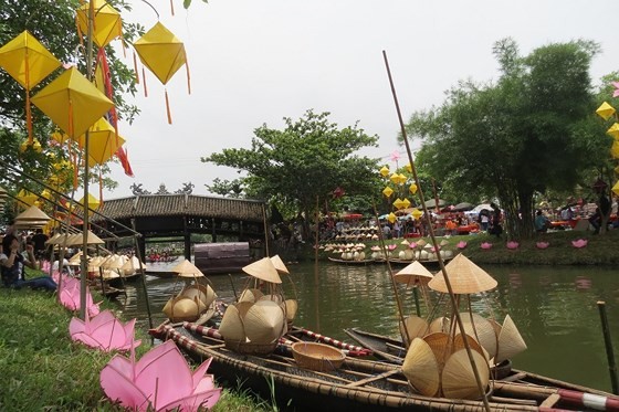 Thá»a sức xem nghá» thuáºt miá»
n phà tại Festival Huế 2018 ảnh 4
