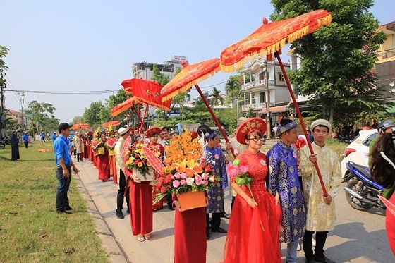 12 cặp Äôi dâng hoa Bác Há» trưá»c lá»
cưá»i táºp thỠảnh 8