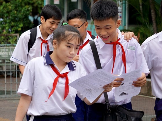 Tuyá»n sinh lá»p 10: Äá» môn Toán khó, nhiá»u thà sinh báºt khóc ảnh 2