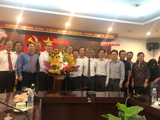 Bà thư Thà nh á»§y Nguyá»
n Thiá»n Nhân thÄm, chúc mừng Báo Sà i Gòn Giải Phóng ảnh 2