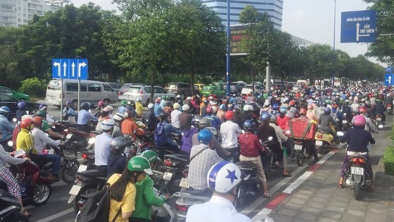 Diá»
n biến má»i nhất vụ xe tải Äâm sáºp già n giáo công trình, cá»a hầm Thá»§ Thiêm bá» phong toả ảnh 5
